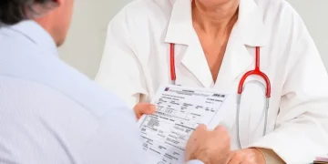 A TRAVÉS DE ENCUESTA CADEM 🇨🇱  El 81% de los chilenos respalda al presidente Kast a que despida a los funcionarios públicos por licencias médicas falsas.