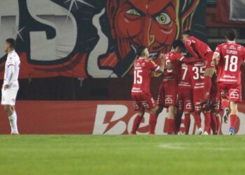 Ñublense gana y es líder del torneo.