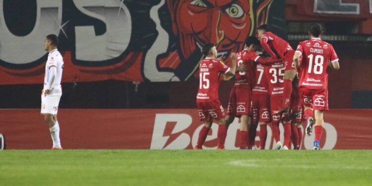 Ñublense gana y es líder del torneo.