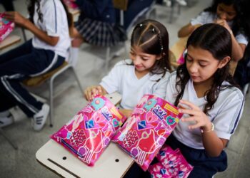 Estudio revela brecha generacional en salud menstrual: 43% de las adolescentes chilenas se interesa por el tema, frente al 12% de las mujeres mayores de 45 años.