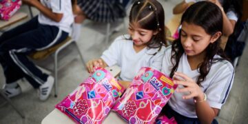 Estudio revela brecha generacional en salud menstrual: 43% de las adolescentes chilenas se interesa por el tema, frente al 12% de las mujeres mayores de 45 años.