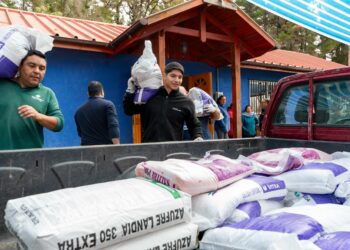 Importante donación a los agricultores de Ninhue entregó Copelec.