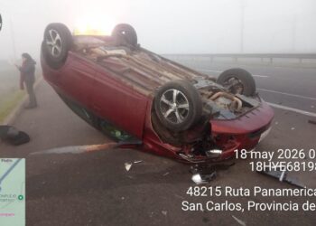 Dos vehículos resultaron volcados luego de una colisión múltiple cerca de San Carlos.