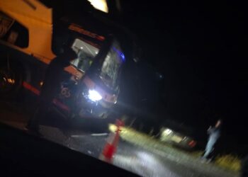ÚLTIMO MINUTO EN ÑUBLE 🔴 Accidente entre bus y camioneta movilizó a equipos de emergencia en San Nicolás.