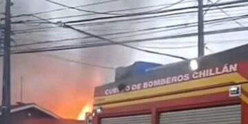 URGENTE  🔥Persona fallecida deja incendio estructural en Chillán.