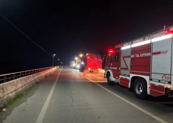 Derrame de hidrocarburo movilizó esta tarde a bomberos de Coihueco.