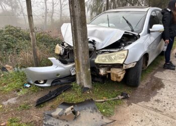 Esta mañana un automóvil chocó contra un poste de alumbrado público en San Nicolás.