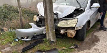 Esta mañana un automóvil chocó contra un poste de alumbrado público en San Nicolás.