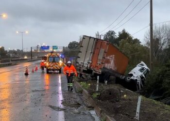 ÚLTIMO MINUTO ⚫️ Volcamiento de camión deja conductor fallecido en Ñuble.