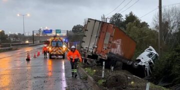 ÚLTIMO MINUTO ⚫️ Volcamiento de camión deja conductor fallecido en Ñuble.