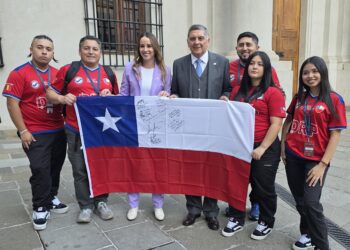 Reciben en La Moneda a estudiantes del Liceo Politécnico de San Carlos que participarán del mundial de electrónica en Rumania.