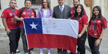 Reciben en La Moneda a estudiantes del Liceo Politécnico de San Carlos que participarán del mundial de electrónica en Rumania.