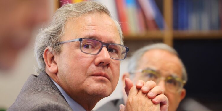 Senador Sanhueza realiza gestiones tras paralización del proyecto Parque Sarita Gajardo.