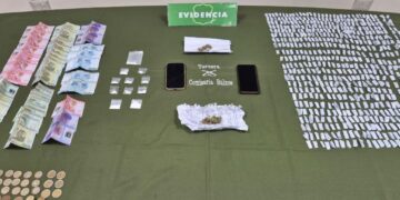Carabineros detuvo en Bulnes a tres sujetos por tráfico e incautó más de 600 dosis de droga.