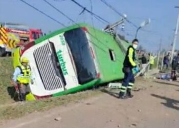 ÚLTIMO MINUTO 🔴  Volcamiento de bus deja personas fallecidas..noticia en desarrollo.