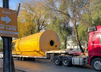 ÚLTIMO MINUTO EN CHILLÁN ♾️ Camiones derriban poste de alumbrado público dentro de las cuatro avenidas de Chillán.