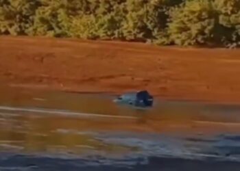 AUTOMÓVIL TERMINÓ DENTRO DEL AGUA TRAS REALIZAR DERRAPES EN TRANQUE DE COIHUECO