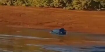 AUTOMÓVIL TERMINÓ DENTRO DEL AGUA TRAS REALIZAR DERRAPES EN TRANQUE DE COIHUECO