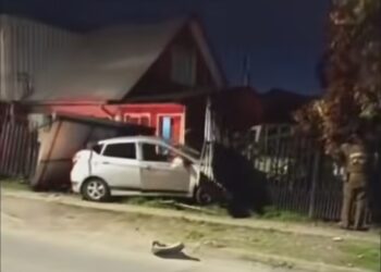 URGENTE 🚘AUTOMÓVILES IMPACTARON  A DOS VIVIENDAS EN LA POBLACIÓN EL ROBLE DE CHILLÁN.