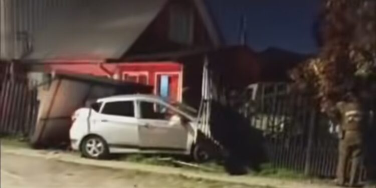 URGENTE 馃殬AUTOM脫VILES IMPACTARON A DOS VIVIENDAS EN LA POBLACI脫N EL ROBLE DE CHILL脕N.