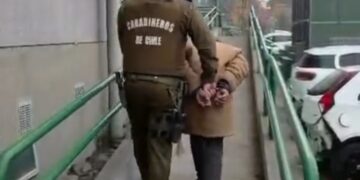 En Chillán 🧥Ingresó a una tienda eligió su ropa, pero no quiso pagar..