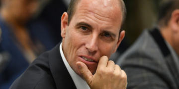 Un Ñublensino como ministro descarta un aeropuerto para Chillán.