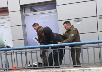 Motociclista huyó de Carabineros y que mejor que arrancar ‘por la vereda’ en Chillán.
