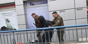 Motociclista huyó de Carabineros y que mejor que arrancar ‘por la vereda’ en Chillán.