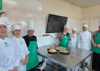 Alianza entre FOSIS y Santo Tomás fortalece competencias de emprendedoras de Ñuble mediante capacitación en elaboración y manipulación de alimentos.