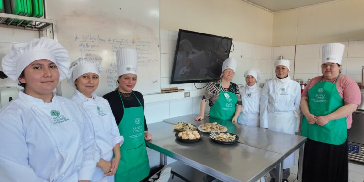 Alianza entre FOSIS y Santo Tomás fortalece competencias de emprendedoras de Ñuble mediante capacitación en elaboración y manipulación de alimentos.