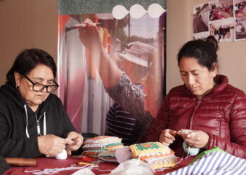 Solidaridad hecha a mano: bordadoras de Chillán Viejo entregan abrigo a adultos mayores.