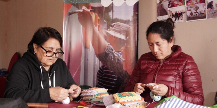 Solidaridad hecha a mano: bordadoras de Chillán Viejo entregan abrigo a adultos mayores.