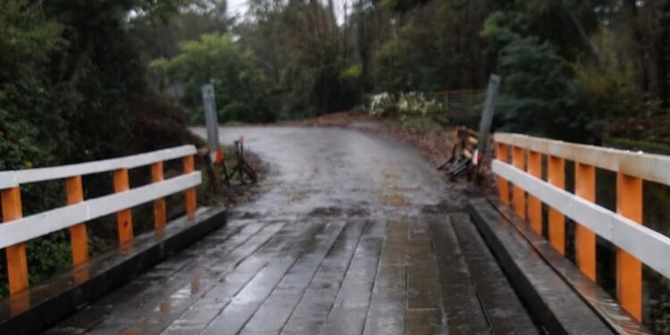Puente El Carnero quedó completamente habilitado tras trabajos de restauración en Quillón.