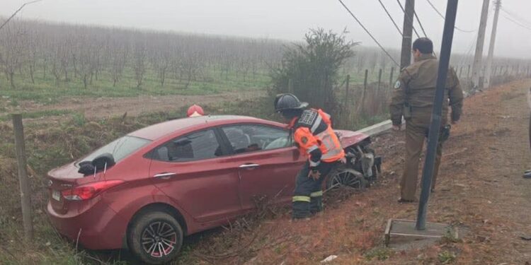 Accidente de tránsito en Ruta Chillán–Cato deja una persona atrapada.
