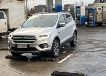 ANOCHE 👮‍♂️ DELINCUENTES ENCAPUCHADOS LE ROBAN EL AUTO CONDUCTORA EN CHILLÁN.