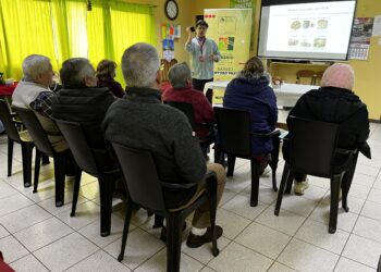 Vecinos del Barrio Arturo Prat se capacitan en uso eficiente de la leña para reducir contaminación ambiental.