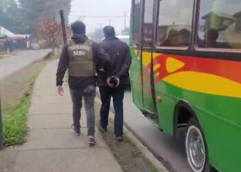 Fue detenido conductor de micro sin licencia de conducir y además mantenía 2 ordenes de captura.