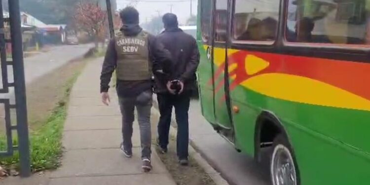 Fue detenido conductor de micro sin licencia de conducir y además mantenía 2 ordenes de captura.