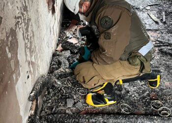 AHORA 🔥 Investigan causa del incendio que destruyó una casa en Chillán.