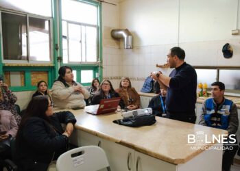 Funcionarios municipales de Bulnes se capacitan en lengua de señas.