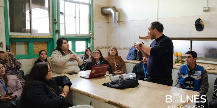 Funcionarios municipales de Bulnes se capacitan en lengua de señas.