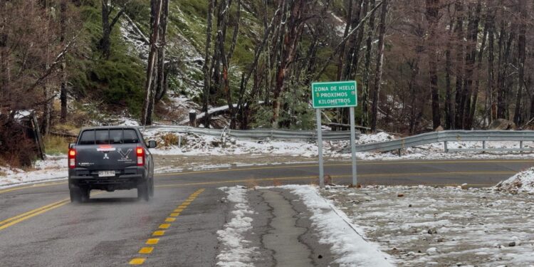 Primera nevada de la temporada activa coordinación de autoridades para enfrentar el invierno en alta cordillera de Ñuble.