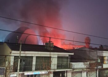Incendio en local comercial en pleno centro de Chillán.