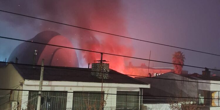 Incendio en local comercial en pleno centro de Chillán.
