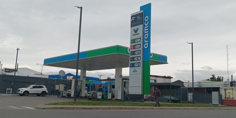 EN QUILLÓN: DELINCUENTES AGREDEN A BOMBERO DE SERVICENTRO Y HUYEN SIN PAGAR CARGA DE COMBUSTIBLE.