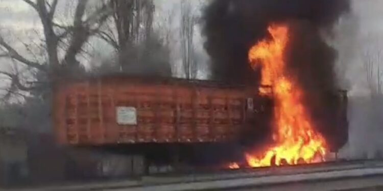 ÚLTIMO MINUTO 🔴 Emergencia en Ruta 5 Sur: camión con cilindros de gas se incendia y obliga a suspender tránsito.