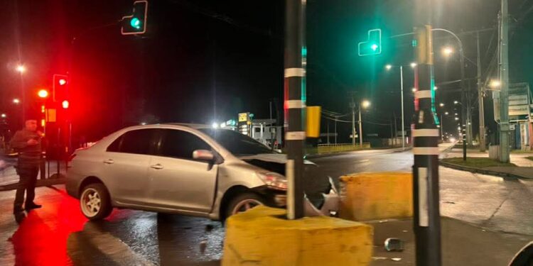 Conductor chocó su vehículo con la base de cemento de un semáforo.