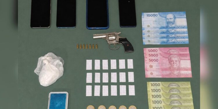 DETENIDA POR MICROTRÁFICO Y LEY DE CONTROL DE ARMAS EN SAN FABIÁN.