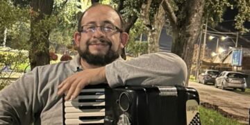 Profesor de Quillón representará a Chile en festival internacional del folclore en Hungría.