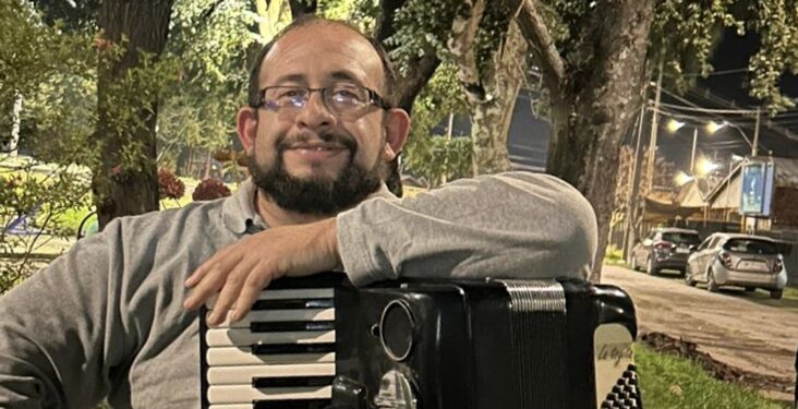 Profesor de Quillón representará a Chile en festival internacional del folclore en Hungría.